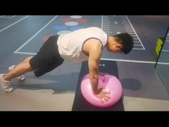 Wie man Gymnastikbälle in der Turnhalle benutzt